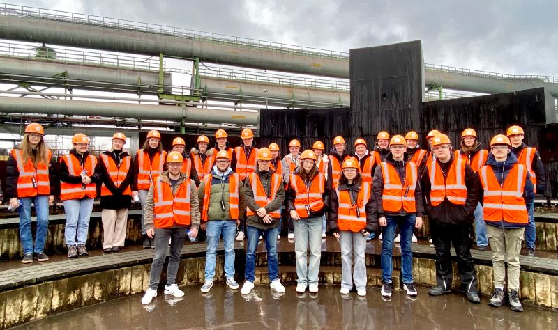 Die Kurse besuchen das Stahlwerk von Thyssenkrupp um sich die Herstellung von Stahl vor dem Hintergrund der erneuerbaren Energien anzuschauen